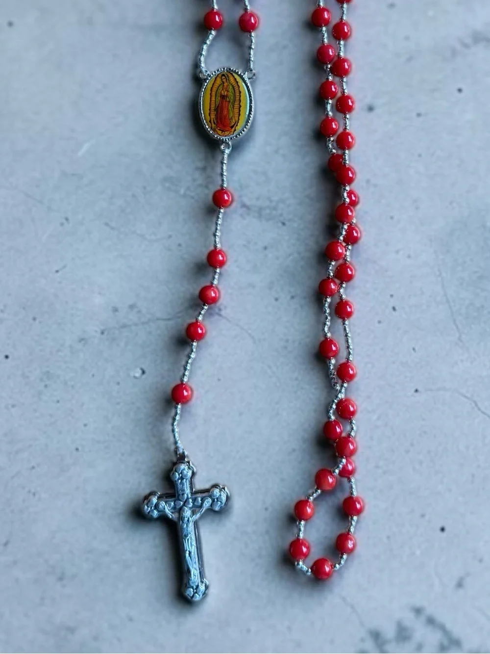 🫶🏻 Red Beaded Rosary Necklace with Crucifix